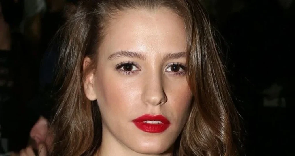 Serenay Sarıkaya Kimdir?